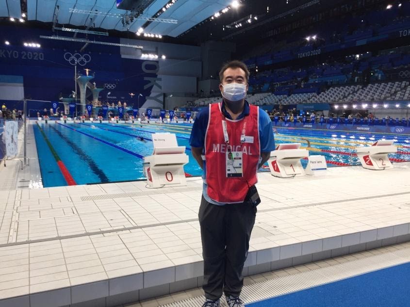 東京2020オリンピックの水泳競技会場にて医師として参加した院長 吉岡範人